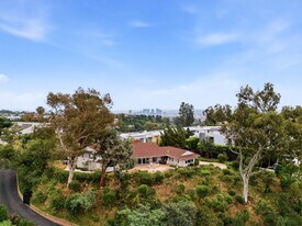 935 Linda Flora Dr in Los Angeles, CA - Building Photo