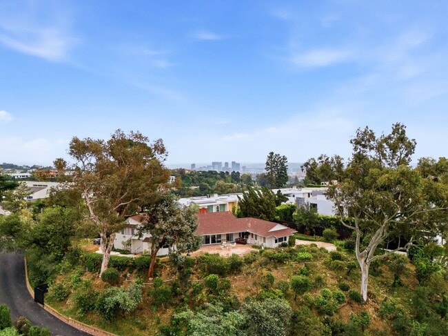 property at 935 Linda Flora Dr