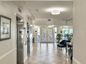 2350 NE 135th St in North Miami, FL - Building Photo - Building Photo