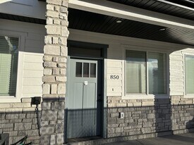 852 250 N in Hyrum, UT - Building Photo