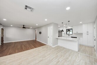 4821 Viking Dr in Houston, TX - Building Photo - Building Photo