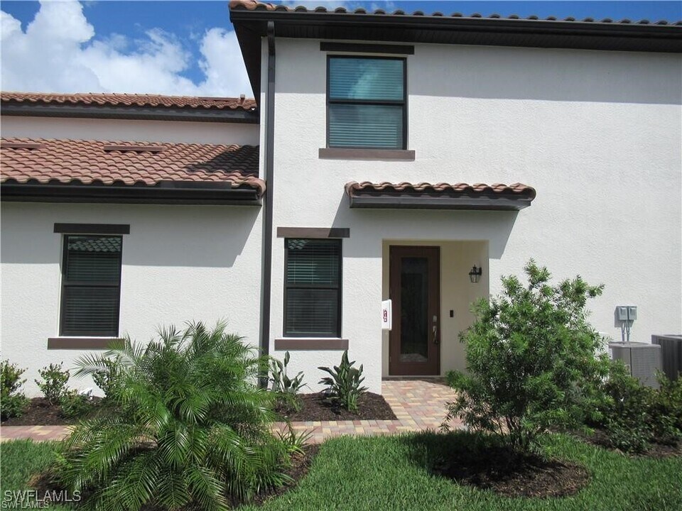 12032 Hawthorn Lake Dr in Ft. Myers, FL - Building Photo