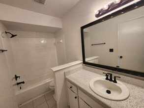 14919 Old Pointe Rd in Tampa, FL - Building Photo - Building Photo