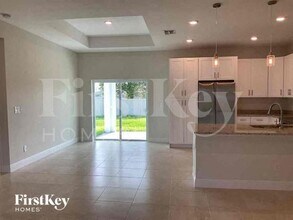 1729 NW 11th Pl in Cape Coral, FL - Foto de edificio - Building Photo