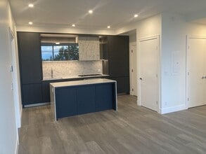 1342 Johnston Rd in White Rock, BC - Building Photo - Building Photo