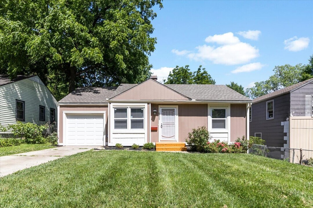 8023 Garfield Ave in Kansas City, MO - Building Photo