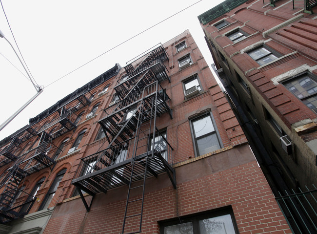 302 E 83rd St in New York, NY - Building Photo - Building Photo