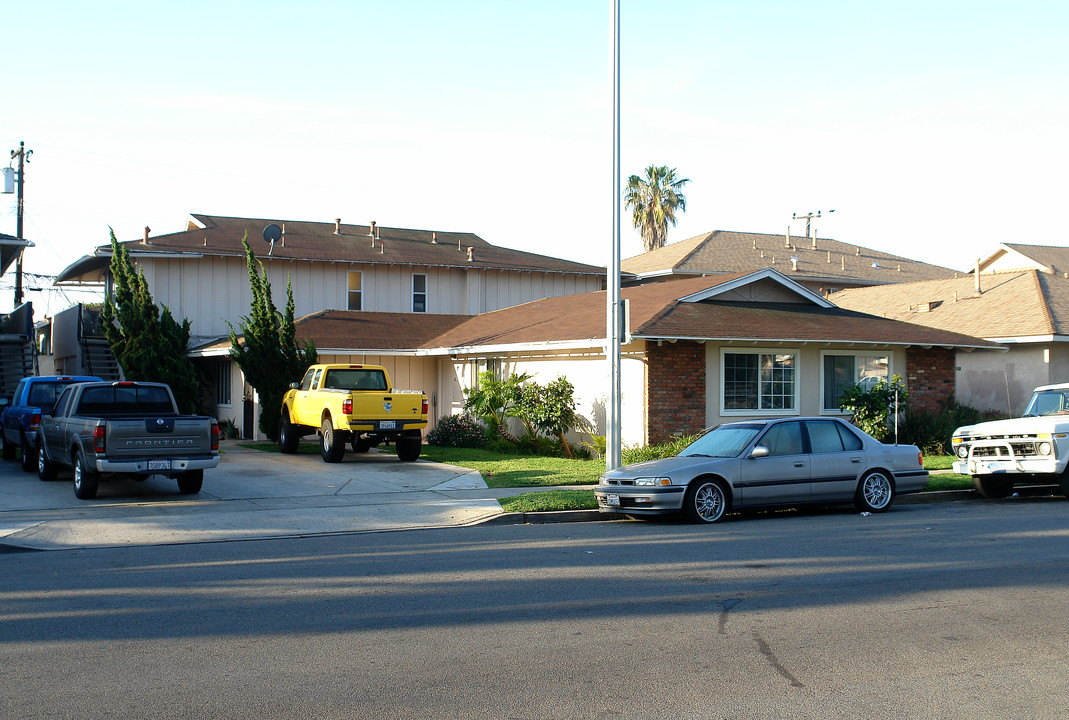 711 James St in Costa Mesa, CA - Building Photo