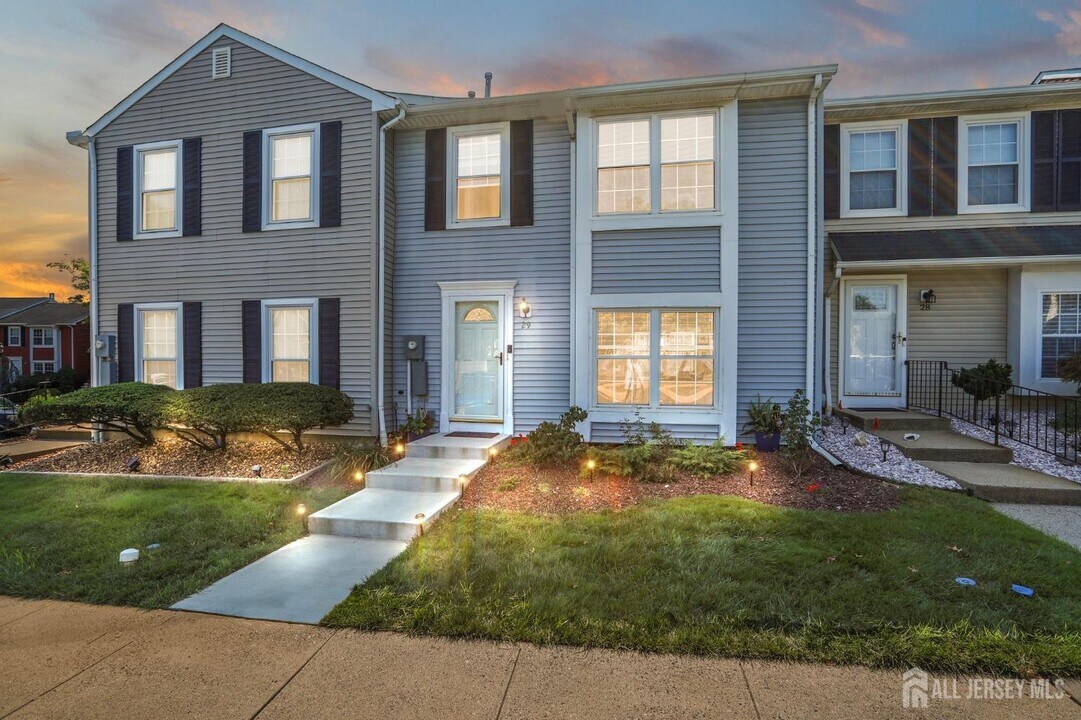 29 Byrnes Ln W in Sayreville, NJ - Building Photo