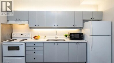 12 Bridgeport Rd E in Waterloo, ON - Building Photo - Building Photo