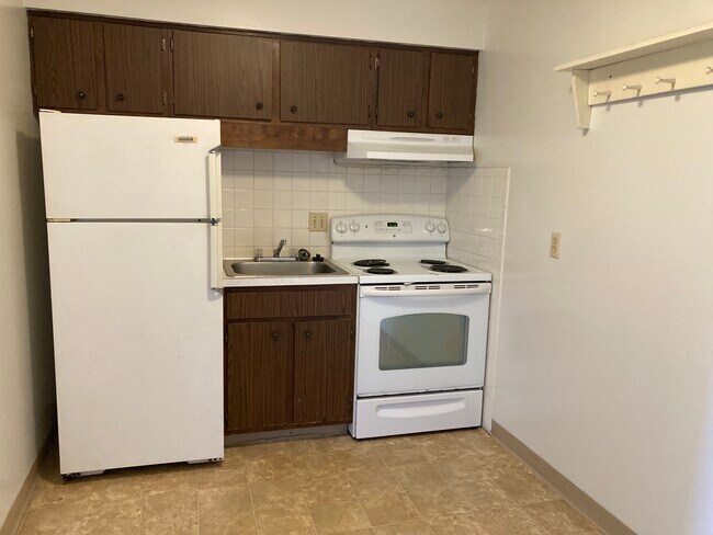 554 Churchill Rd in Girard, OH - Foto de edificio - Building Photo