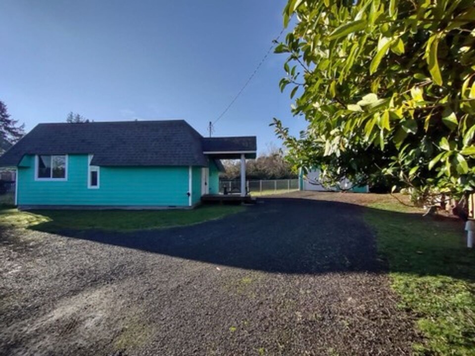 529 Point Brown Ave NW in Ocean Shores, WA - Building Photo