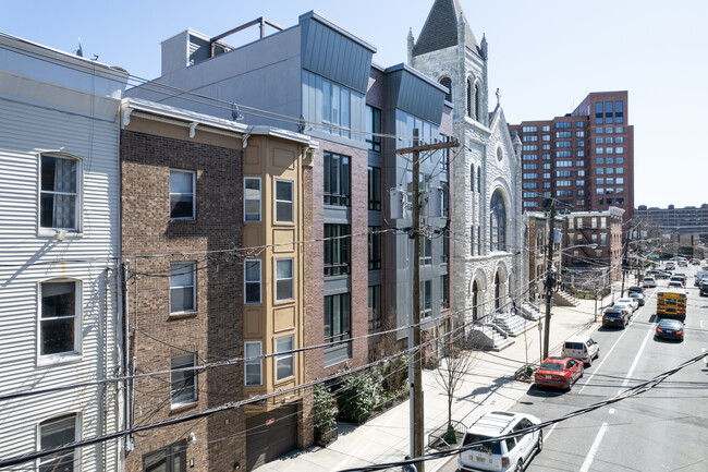 71-73 Monroe St in Hoboken, NJ - Foto de edificio - Building Photo