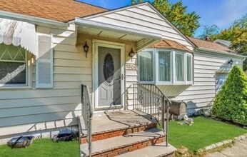 1308 Sunnyfield Dr in Linden, NJ - Building Photo - Building Photo