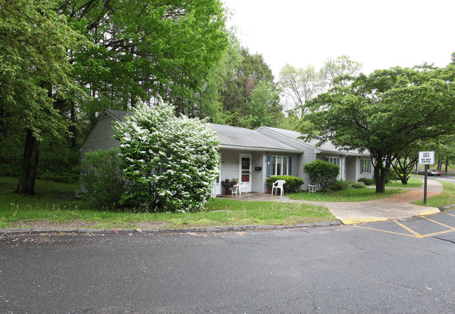 Spring Village in East Windsor, CT - Foto de edificio - Building Photo