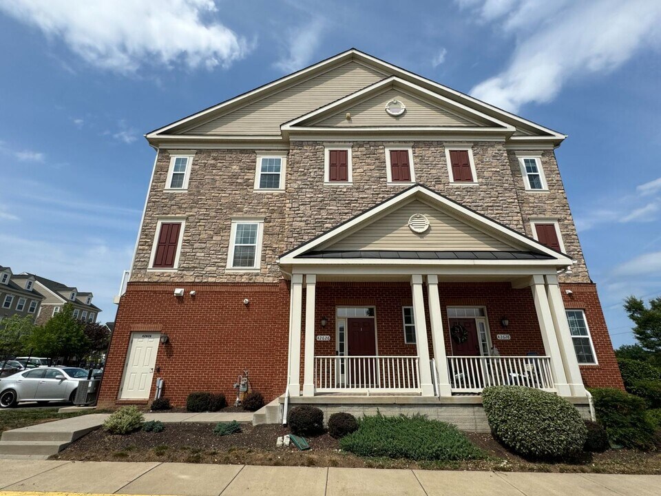 42626 Capitol View Terrace in Broadlands, VA - Building Photo