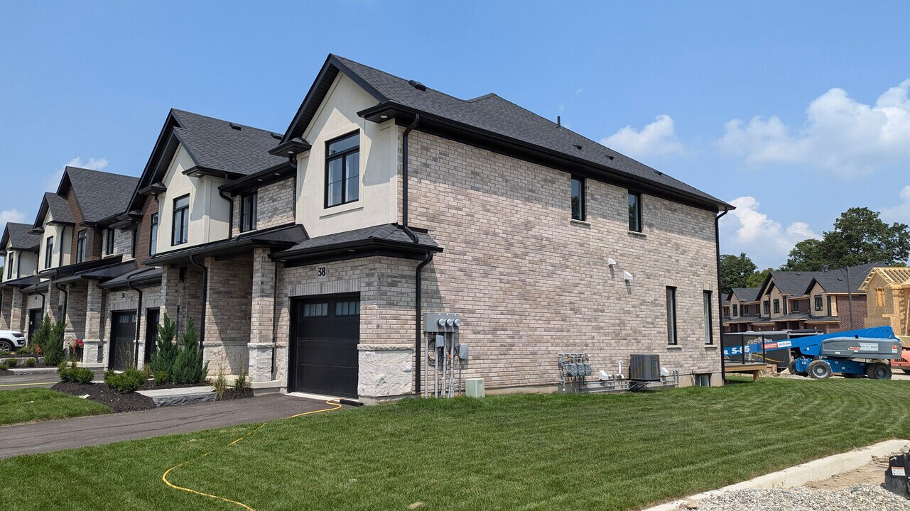 40 Walker Rd in Ingersoll, ON - Building Photo