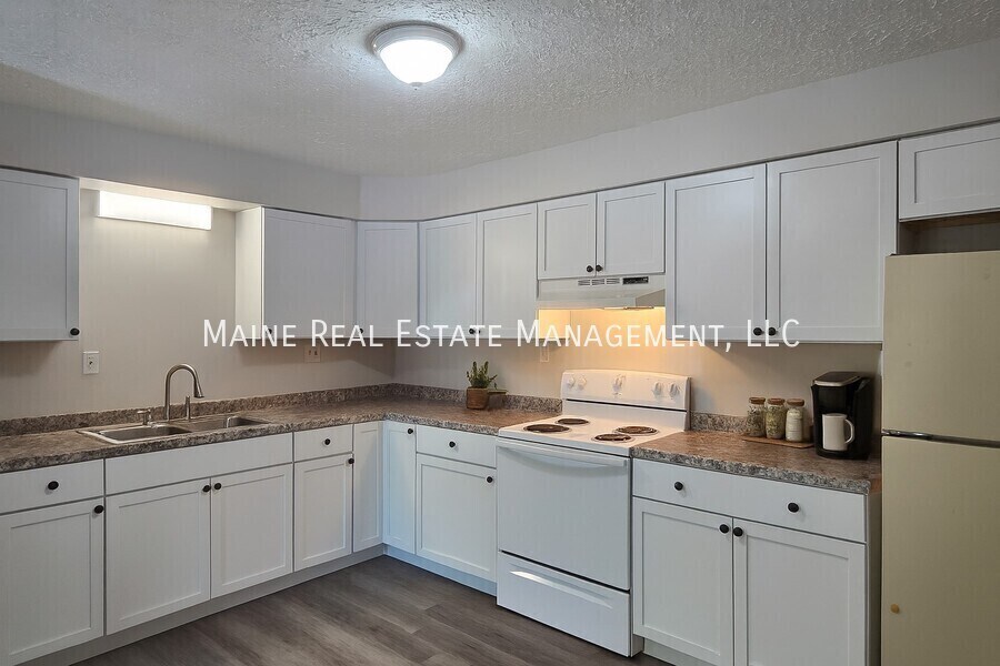 16 Hillside Ln in Lewiston, ME - Building Photo