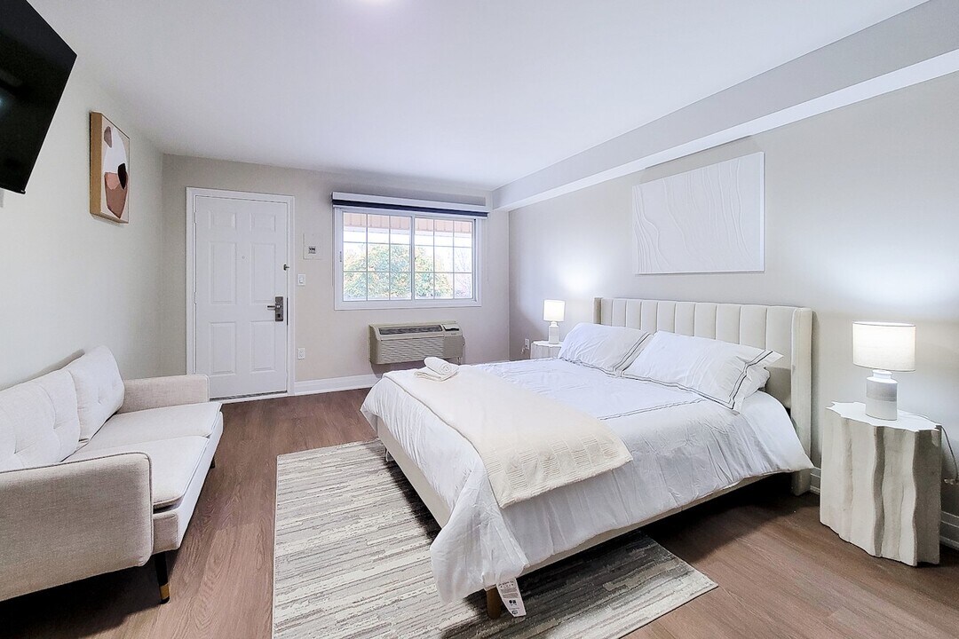 7737 Lundy's Ln in Niagara Falls, ON - Building Photo