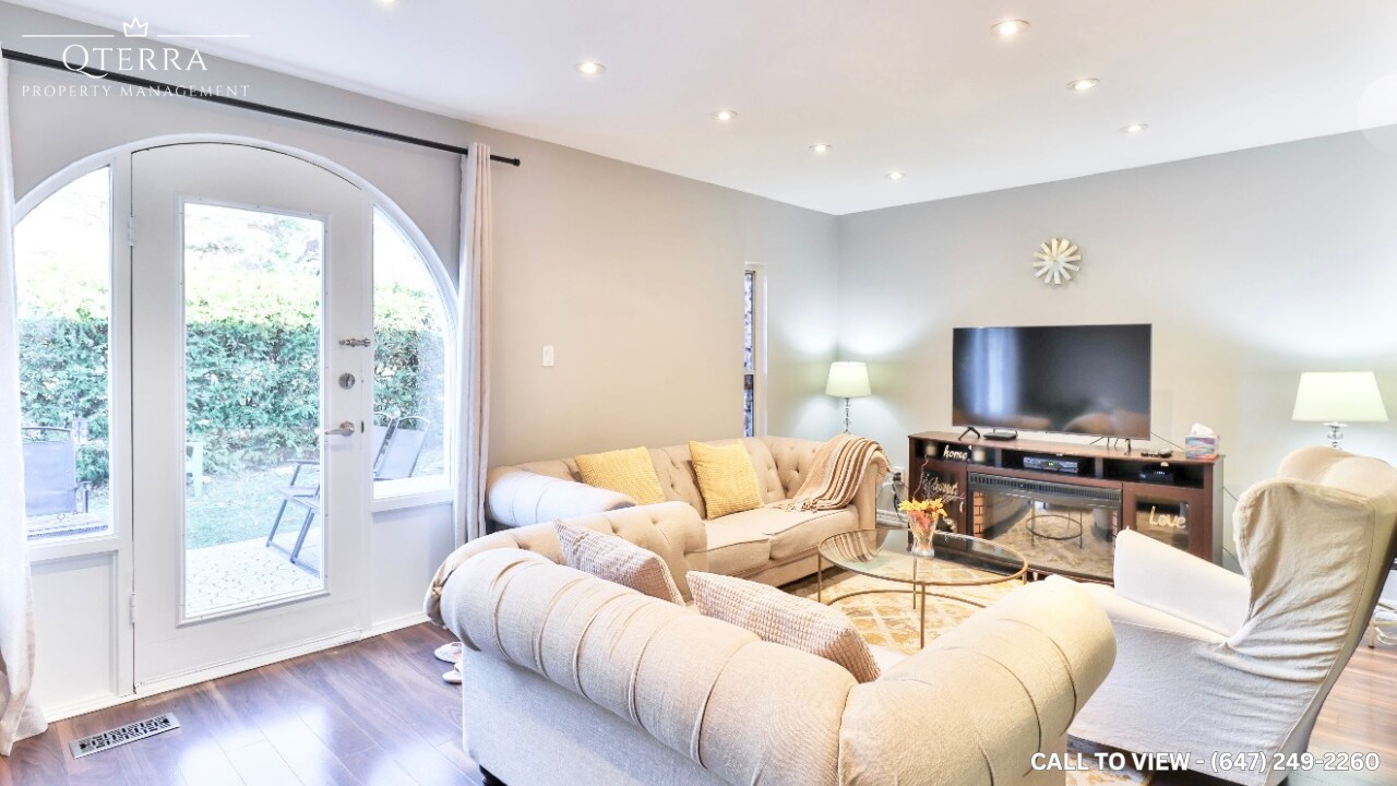 9 Esterbrooke Av in Toronto, ON - Building Photo