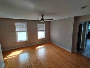 578 Dubuque St, Unit Unit 3 in Manchester, NH - Building Photo - Building Photo