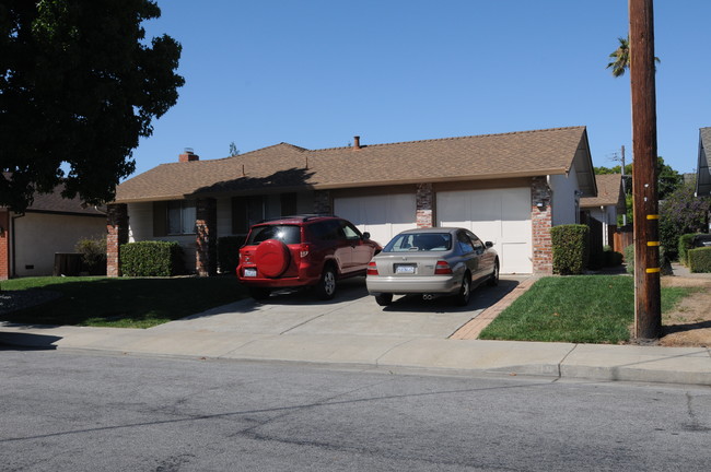 919-921 Henderson Ave in Sunnyvale, CA - Foto de edificio - Building Photo