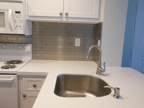 718 Executive Center Dr in West Palm Beach, FL - Building Photo - Building Photo