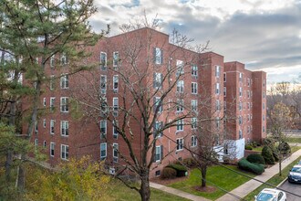 Edgewater Condominium in Stamford, CT - Building Photo - Building Photo