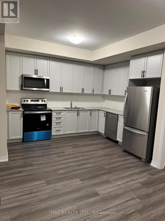 1597-1597 Rose Way in Milton, ON - Building Photo