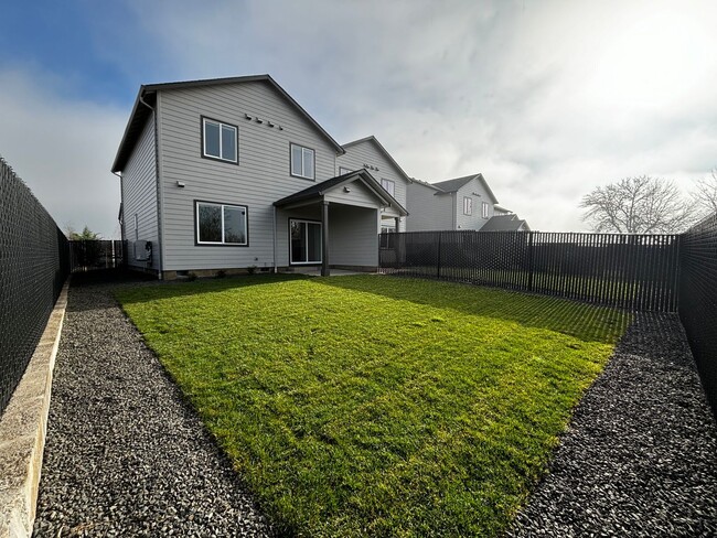2402 Leonard Ln in Lebanon, OR - Building Photo - Building Photo
