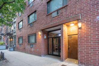 412 W 25th St in New York, NY - Building Photo - Building Photo