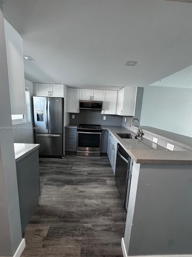 4000 NE 170th St in North Miami Beach, FL - Building Photo - Building Photo