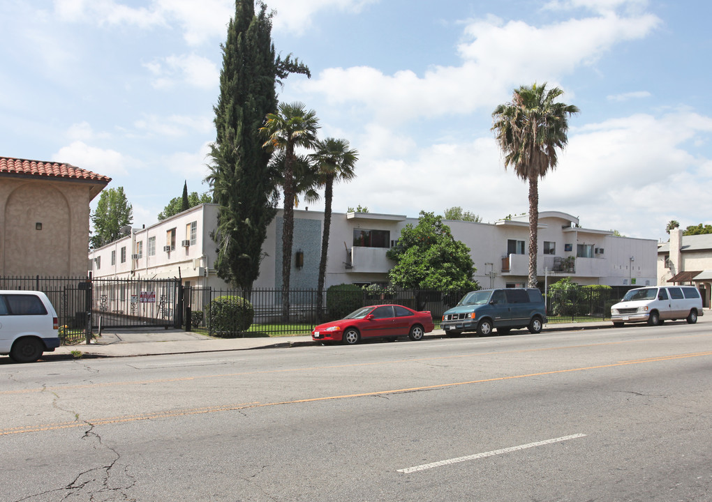 Vanowen Villas in Van Nuys, CA - Building Photo