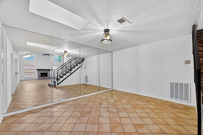 property at 812 Fleetwood Pl Dr