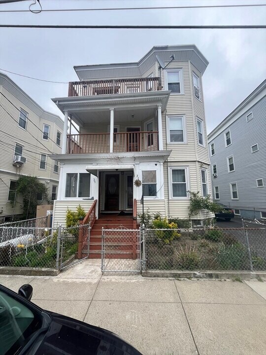 39 Montfern Ave, Unit 2 in Boston, MA - Foto de edificio
