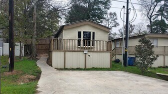 865 Omeara in Montgomery, TX - Building Photo