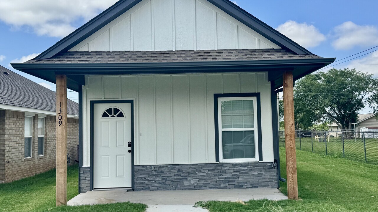 1311 SW Wisconsin Ave in Lawton, OK - Building Photo