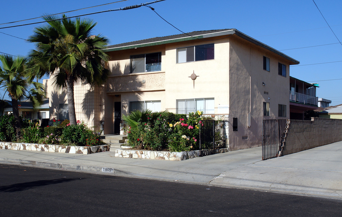 11975 Truro Ave in Hawthorne, CA - Foto de edificio