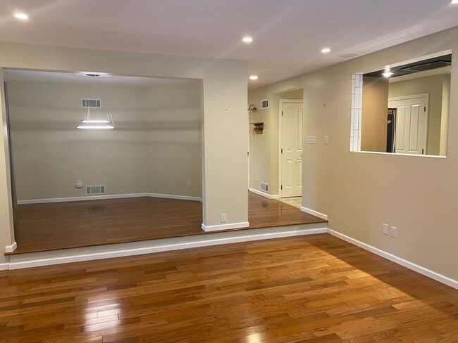 1585 Stone Mansion Dr in Sewickley, PA - Foto de edificio - Building Photo