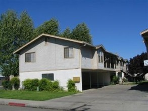 1180 Kenwood Ave in Turlock, CA - Building Photo - Building Photo