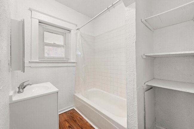 2207 E 24th Ter, Unit B in Kansas City, MO - Foto de edificio - Building Photo