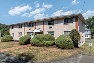 Marshfield Apartments in North Branford, CT - Foto de edificio - Building Photo