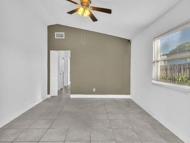 525 NW 10th Ave in Boynton Beach, FL - Building Photo - Building Photo