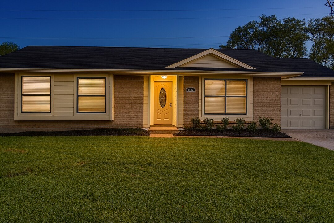 2503 Ironclad Dr in League City, TX - Building Photo