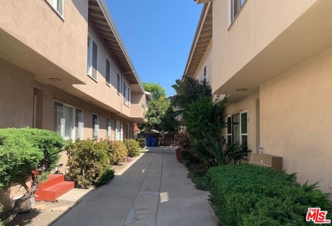 1114 S Sherbourne Dr in Los Angeles, CA - Building Photo - Building Photo