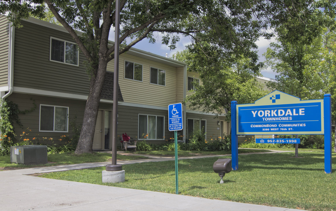 Yorkdale Townhomes in Edina, MN - Building Photo