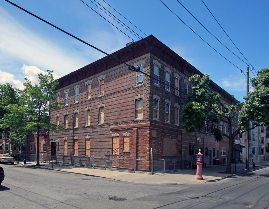 574 Ridgewood Ave in Brooklyn, NY - Building Photo