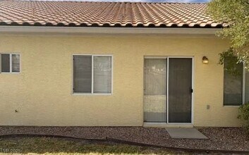 7456 Oatman Ln in Las Vegas, NV - Building Photo - Building Photo