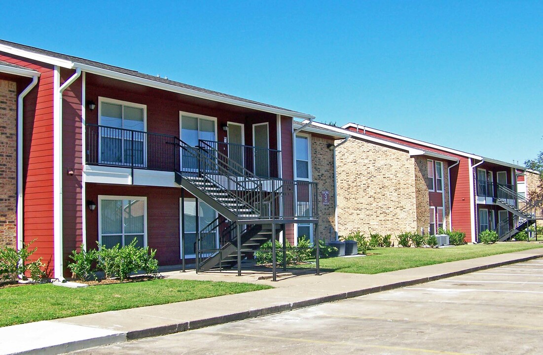 St. James Village in Houston, TX - Building Photo