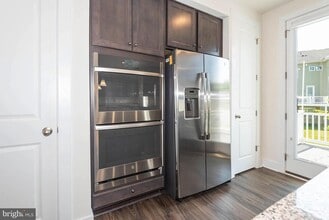 8380 Amber Beacon Cir in Glen Burnie, MD - Building Photo - Building Photo